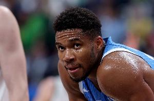 新纪录！字母哥前3场得分100+篮板10+助攻15+ 历史第一人