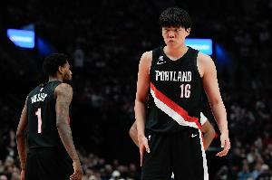 记者：克林根生涯前4战场均13分钟4.3分5.8板 小杨前4战1.8分1板