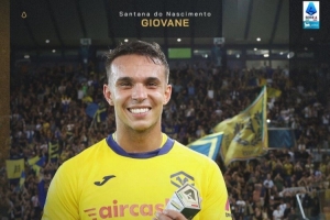 斯基拉：佛罗伦萨和AC米兰关注维罗纳21岁前锋吉奥瓦尼-桑塔纳