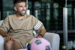 巴西连线不再阿尔巴：和史上最佳球员梅西并肩作战是一种荣幸