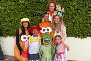 瓦妮莎晒出全家万圣节装扮 加索尔再次陪同科比家人一起过节