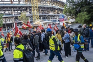 劳务纠纷！每体：数十位工人在诺坎普外聚集，抗议工地违规裁员