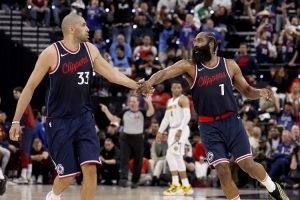 小卡比尔缺阵！快船首发：哈登/邓恩/小琼斯/巴图姆/祖巴茨