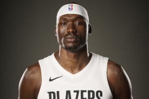 这位置该他的啊！里斯10分钟三分3中3！